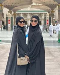 7 Potret Ririn Ekawati Pancarkan Aura Kalem saat Umrah Sambil Peluk Anak, Ingatkan Diri Sendiri Tentang Hal Ini