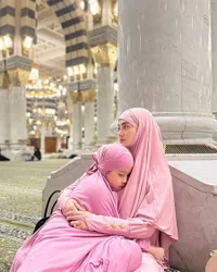 7 Potret Ririn Ekawati Umrah di Bulan Ramadan Bareng Putri Bungsu, Yaya Dipuji Makin Cantik