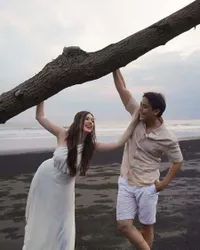 7 Potret Romantis Billy Syahputra Melamar Vika Kolesnaya di Tepi Pantai