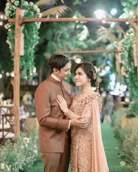 7 Potret Romantis Prewedding Hito Caesar dan Felicya Angelista, Tampil Manglingi Pakai Beskap dan Paes ala Adat Jawa
