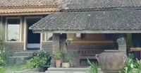 7 Potret Rumah Agung Hercules, Asri & Nyamannya Seperti di Desa