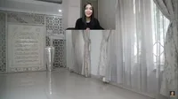 11 Potret Rumah Denada yang Harus Dijual Meski Penuh Kenangan, Mewah dengan Nuansa Putih - Dilengkapi Taman dan Balkon
