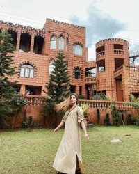 7 Potret Rumah Ibu Tasya Farasya yang Megah Banget Bak Istana, Serba Oranye dan Terletak di Sukabumi - Bernuansa Timur Tengah Lengkap dengan Kolam Renang