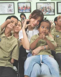 7 Potret Sabrina Chairunnisa Berbagi dengan Anak-Anak Disabilitas, Belajar Arti Syukur