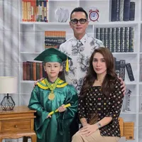 7 Potret Saka Anak Andhika Pratama dan Ussy Sulistiawaty yang Baru Saja Lulus TK 
