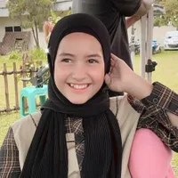 7 Potret Sandrinna MIchelle Bintang 'DARI JENDELA SMP' Dalam Balutan Hijba, Cantik dan Bikin Adem