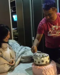 7 Potret Sang Istri Saat Dapat Suprise Ultah dari Delon, Awalnya Malu-Malu 