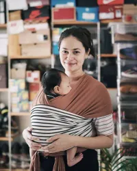 7 Potret Santai Sabai Morscheck Istri Ringgo Saat Momong Anak, Tetap Cantik Menawan Meski Tanpa Berdandan