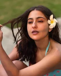 7 Potret Sara Ali Khan Liburan di Pantai, Hot Berbikini - Panen Perut Rata