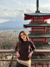 7 Potret Sarah Menzel Liburan ke Jepang, Cantik Kenakan Kimono di Bawah Bunga Sakura