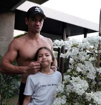 7 Potret Sarah yang Doyan Manja ke Andrew White, Selalu Lengket Bikin Gemas!