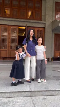 7 Potret Sarwendah Ambil Rapor Anak, Bangga Hasil Karya Thalia dan Thania Dipajang
