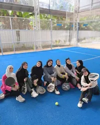 7 Potret Seleb Berhijab Olahraga Padel Bersama, Ada Dhini Aminarti - Paula Verhoeven