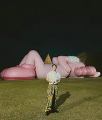 7 Potret Seleb Hadiri KAWS: HOLIDAY di Candi Prambanan, Pameran Seni Raksasa yang Bikin Takjub