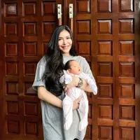 7 Potret Selebgram Rica Andriani Saat Momong Anak, Tuai Pujian Netizen - Masih Seperti Gadis Remaja