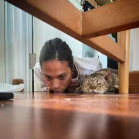 7 Potret Selebriti Bareng Kucing Kesayangan, Punya Nama Unik - Bikin Gemas Netizen!