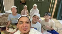 7 Potret Selebriti Tarawih Pertama di Ramadhan 2026, Antusias - Ada yang Bawa Kipas Angin