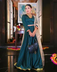 7 Potret Selebriti yang Tampak Anggun Menggunakan Busana Ala India, Stunning!
