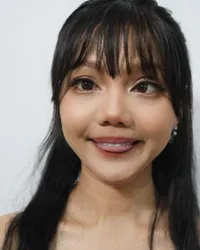7 Potret Selfie Rina Nose Tampil Cantik Bak Barbie Tapi Ekspresi Wajahnya Kelewat Lucu, Ada Saja Idenya