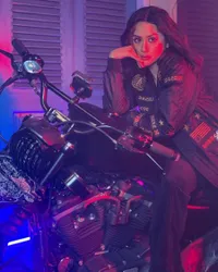 7 Potret Selvi Kitty yang Makin Keren dan Garang Saat Naik Motor Gede, Hot Mama Banget!