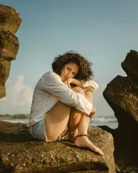 7 Potret Sensual Sitha Marino Kekasih Bastian Steel yang Curi Perhatian, Memesona dengan Rambut Ikal - Pede dengan Body Goals