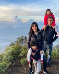 7 Potret Seru Renata Kusmanto dan Fachri Albar Ajak Anak-anak Liburan ke Bromo, Serasa Piknik Asik