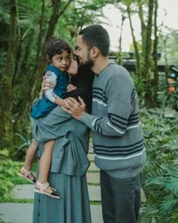 7 Potret Shafiyyah, Putri Bungsu Shireen Sungkar yang Jarang Tersorot - Lucu Menggemaskan dan Bahagia di Pelukan Sang Mama
