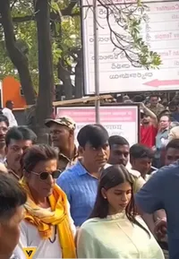 7 Potret Shahrukh Khan dan Suhana Khan Berdoa di Kuil, Ramai Kritikan dari Netizen - Dianggap Percaya 2 Tuhan