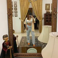 7 Potret Shalom Razade Pamer Abs dan Body Goals, Nggak Kalah Hot dari Wulan Guritno