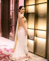 7 Potret Shandy Aulia Dalam Balutan Busana India, Cantik Bak Bintang Bollywood - Pamer Perut Rata dan Punggung Mulus