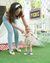 7 Potret Shandy Aulia dan Baby Claire Asyik Naik Becak, Sebut Abang Becaknya Cakep
