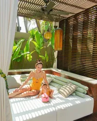 7 Potret Shandy Aulia dan Claire Herbowo Kembaran Bikini, Kompak - Gemes Banget!