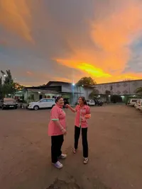 7 Potret Shenina Cinnamon Bareng Pemain NIGHT SHIFT FOR CUTIES, Kompak Banget