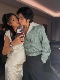 7 Potret Shenina Cinnamon Dampingi Angga Yunanda Premier Film PARA PERASUK, Bumil Memesona