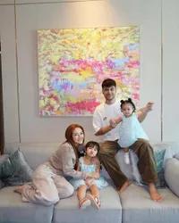 7 Potret Siti Badriah Staycation bersama Keluarga, Xarena Tampil Centil di Kolam Renang