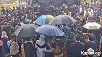 7 Potret Suasana Pemakaman Vidi Aldiano, Berlangsung Tenang Diiringi Gerimis Hujan