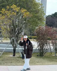 7 Potret Son Ye Jin yang Hobi 'Gatekeeping' Suami Sendiri, Tutupi Wajah Ganteng Hyun Bin Pakai Stiker di Media Sosial