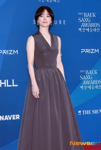 7 Potret Song Hye Kyo di Red Carpet Baeksang Arts Awards 2025, Cantiknya Tak Lekang Waktu - Elegan Pakai Gaun Sleeveless