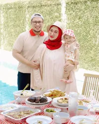 7 Potret Surprise Sederhana Dian Pelangi di Hari Ulang Tahun Suami, Tetap Romantis Meski di Rumah Saja