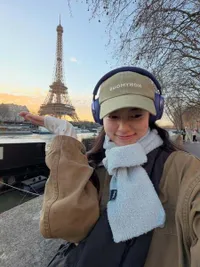 7 Potret Suzy Hangout di Paris, Pamerkan Outfit Kasual Elegan Lewat Mirror Selfie