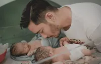 7 Potret Syahnaz Sadiqah & Jeje Govinda Kala Momong Anak Kembar Mereka, Kasih Sayang Tiada Batas!