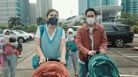 7 Potret Syahnaz Sadiqah dan Jeje Govinda Ajak si Kembar Nge-Mall, Belanja Sandal Jepit - Gayanya Menggemaskan Saat Naik Troli