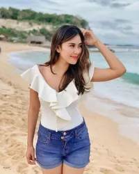 7 Potret Syahnaz Sadiqah Liburan di Bali, Pertama Kali Ajak Si Kembar ke Pantai - Kancing Celana Terbuka