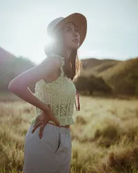 7 Potret Syahnaz Sadiqah Liburan ke Pulau Komodo, Pamer Body Goals di Tengah Padang Rumput - Pesonanya Tak Pudar Meski Sudah 2 Anak