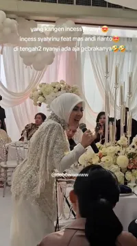 7 Potret Syahrini Kondangan Sekalian Sempatkan Tampil Nyanyi, Bak Sedang Adakan Konser Pribadi