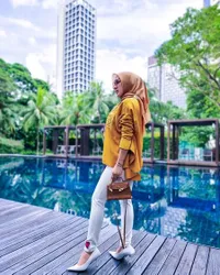 7 Potret Syahrini Nikmati Liburan di Singapura, Dipuji Makin Langsing - Curi Perhatian Pakai Sandal Kanan dan Kiri Beda Warna