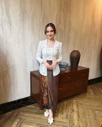 7 Potret Syifa Hadju Pakai Kebaya Kutu Baru Peringati Hari Kartini, Banjir Pujian Cantik Aura Perempuan Indonesia