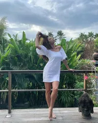 7 Potret Tamara Bleszynski Pamer Kaki Jenjang dan Paha Ramping di Usia 46 Tahun, Pede Pakai Rok Mini hingga Hotpants - Cantiknya Awet