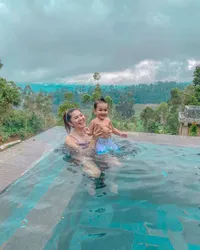 7 Potret Tangguh Raya Kitty Momong Buah Hati, Jadi Single Mom yang Kece Abis