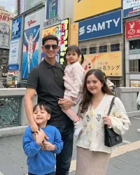 7 Potret Tasya Kamila dan Randi Bachtiar Ajak Kedua Anaknya Liburan ke Universal Studios